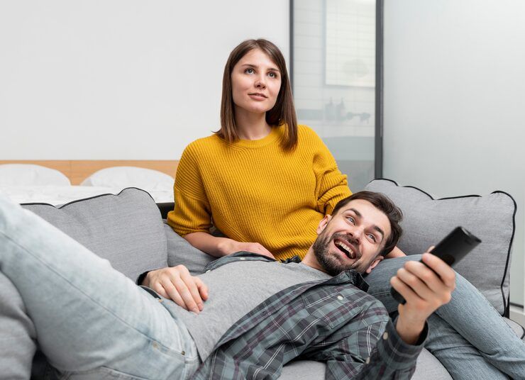 couple setting up gamma streams iptv on their television